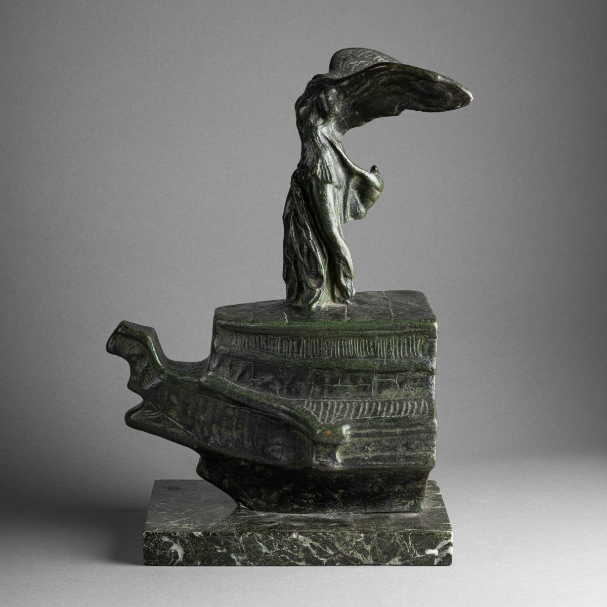"Victoire de Samothrace" : sculpture en bronze patiné XXè siècle-photo-3