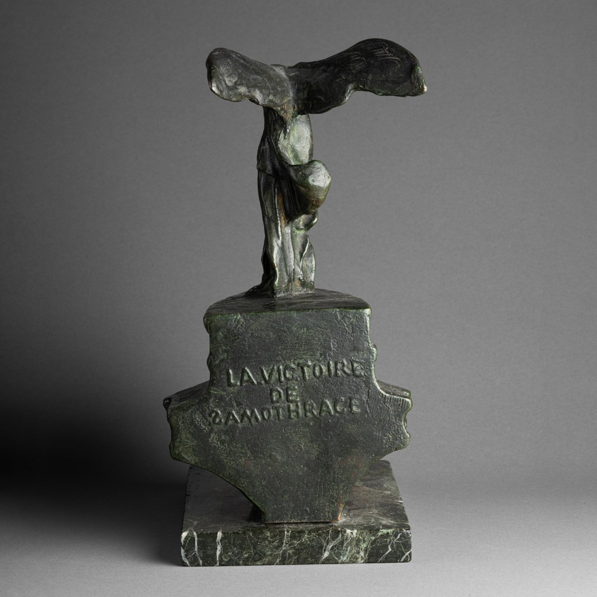 "Victoire de Samothrace" : sculpture en bronze patiné XXè siècle-photo-1