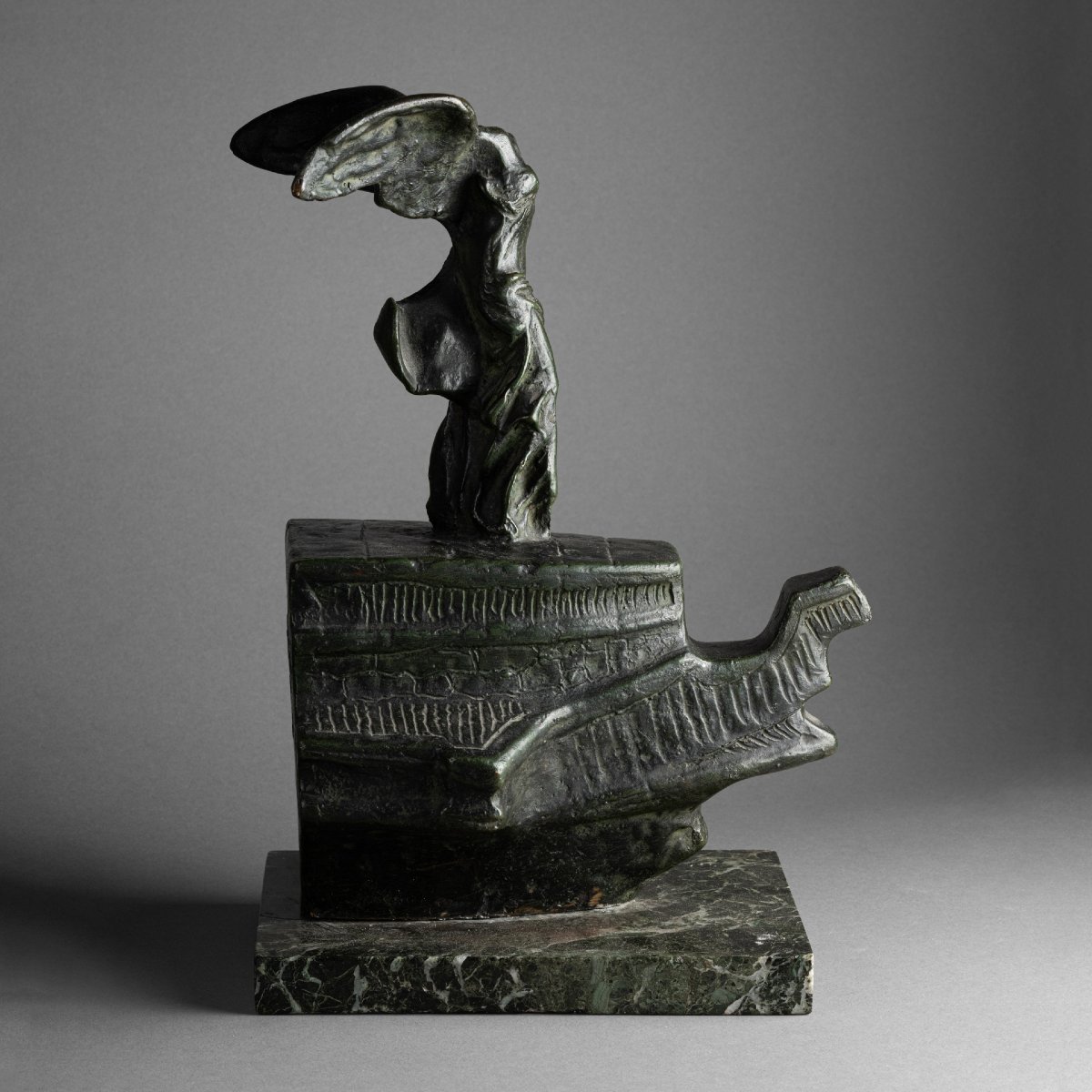 "Victoire de Samothrace" : sculpture en bronze patiné XXè siècle-photo-2