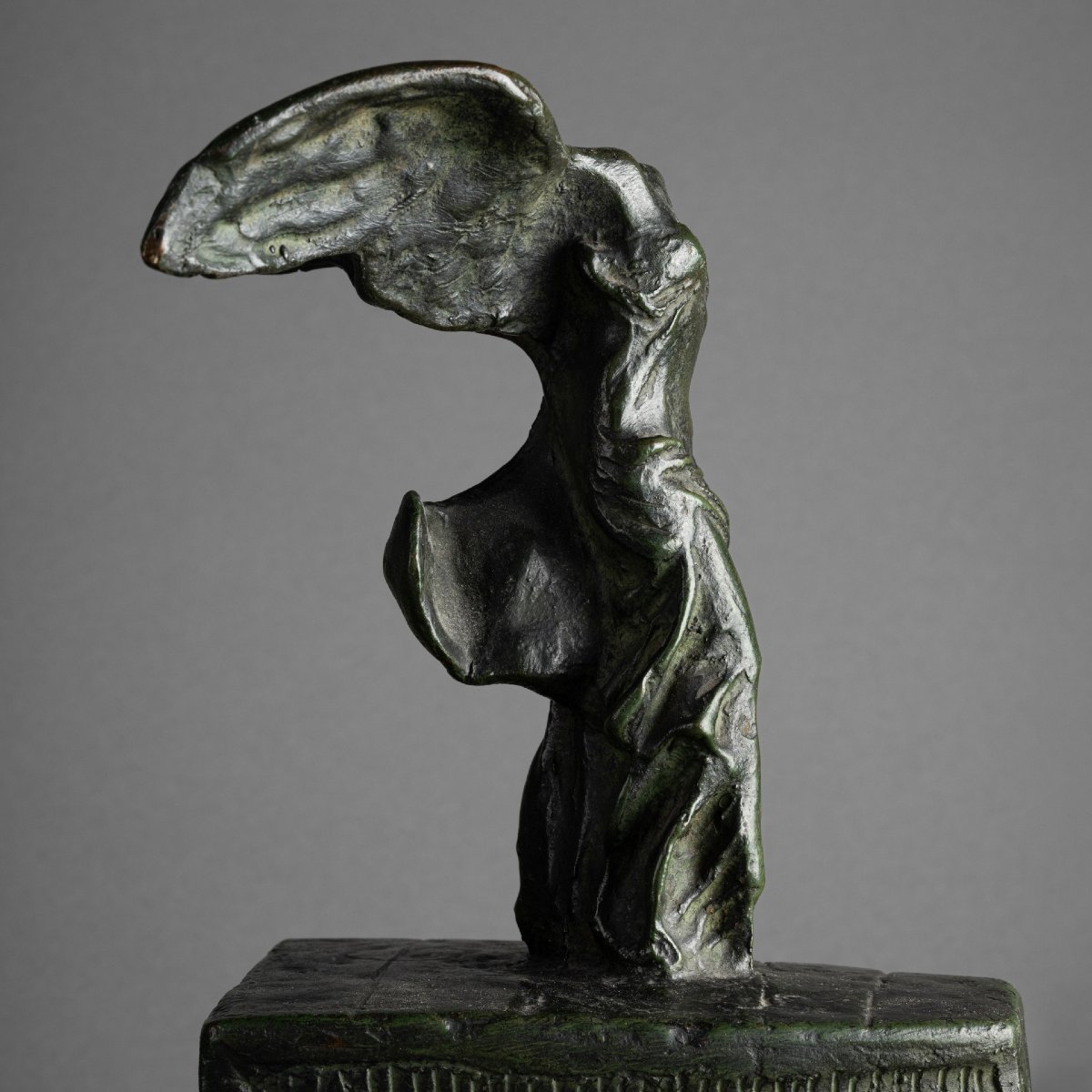 "Victoire de Samothrace" : sculpture en bronze patiné XXè siècle-photo-3