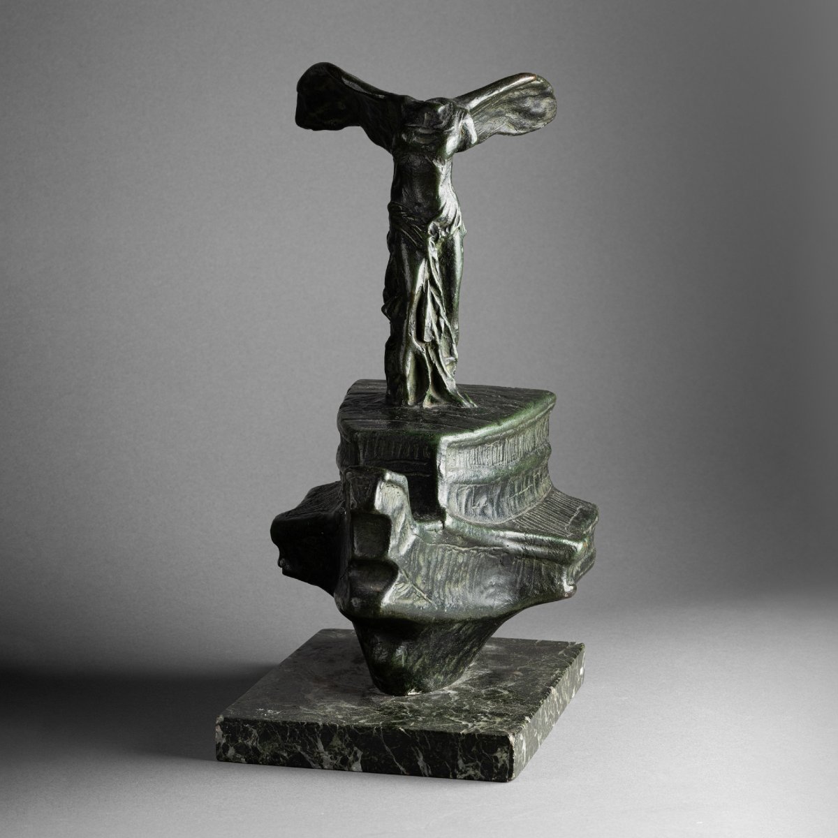 "Victoire de Samothrace" : sculpture en bronze patiné XXè siècle