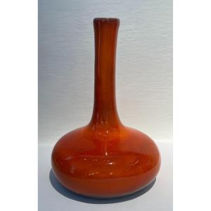 Ruelland : Vase soliflore en céramique émaillée orangée- Rouge corail, vers 1960 - Signé