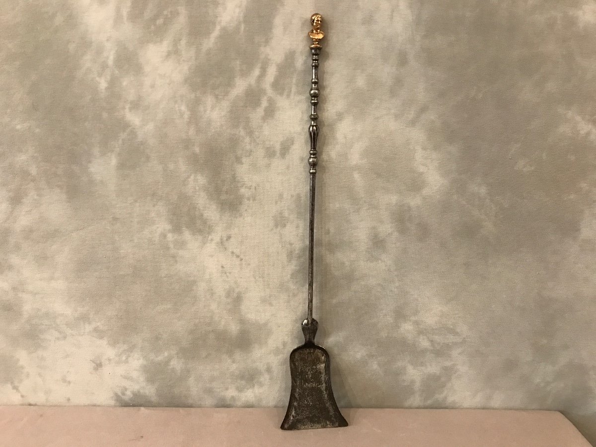 19th Century Iron Shovel With Caesar's Head Decor. 