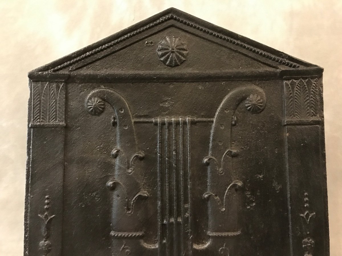 Belle Plaque De Cheminée Ancienne En Fonte Fin 18 ème  à Décor D’une Lyre -photo-3