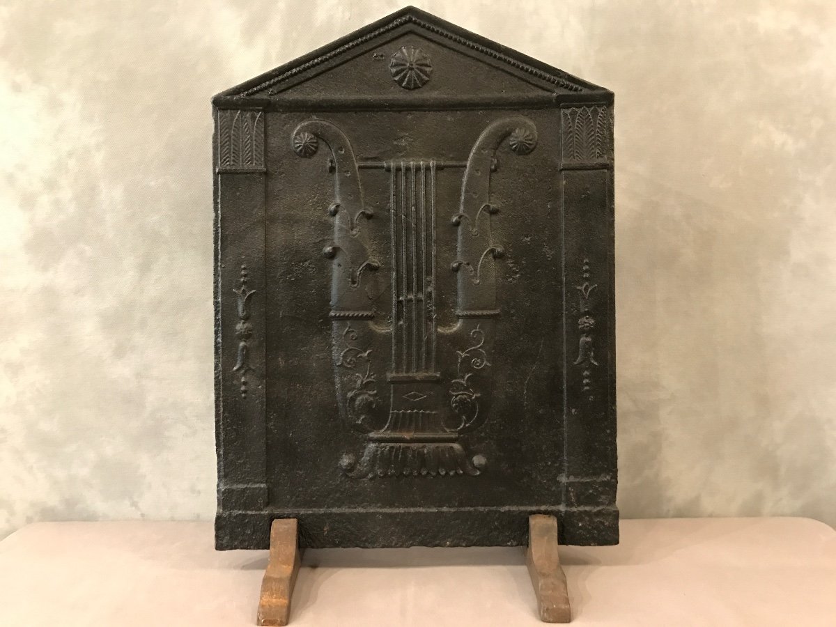 Belle Plaque De Cheminée Ancienne En Fonte Fin 18 ème  à Décor D’une Lyre 