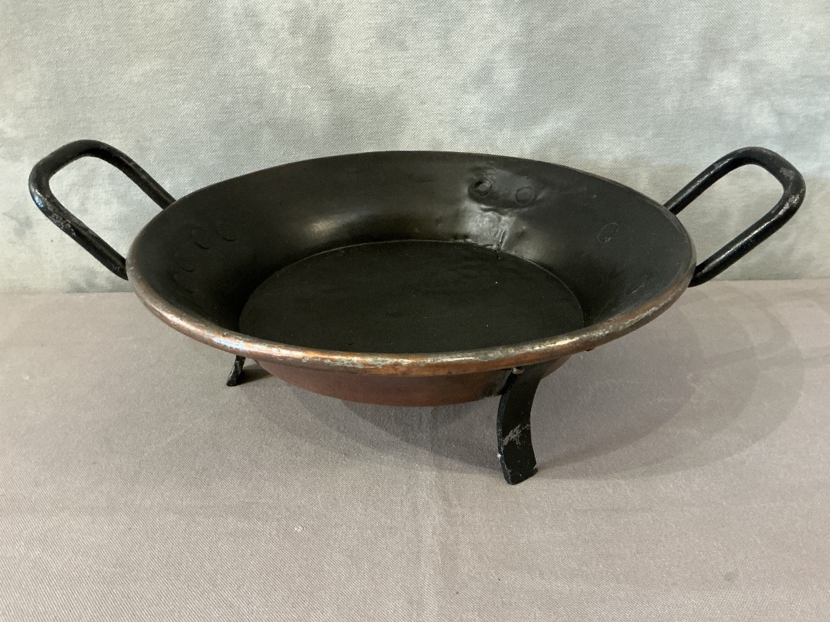 Plat rond en cuivre fin 18 ème sur pieds 