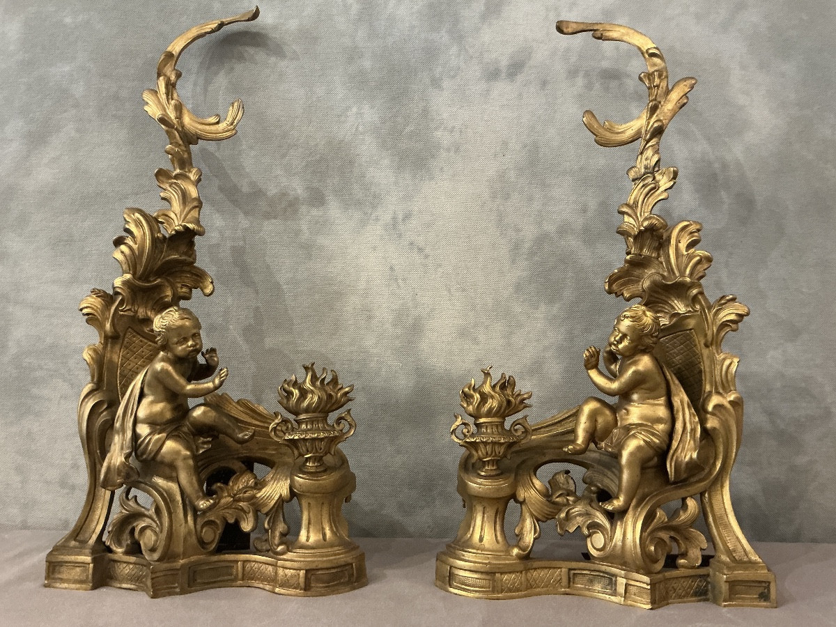 Paire de chenets ou  de décor de cheminée en bronze doré d’époque 19 ème de style Louis XV 