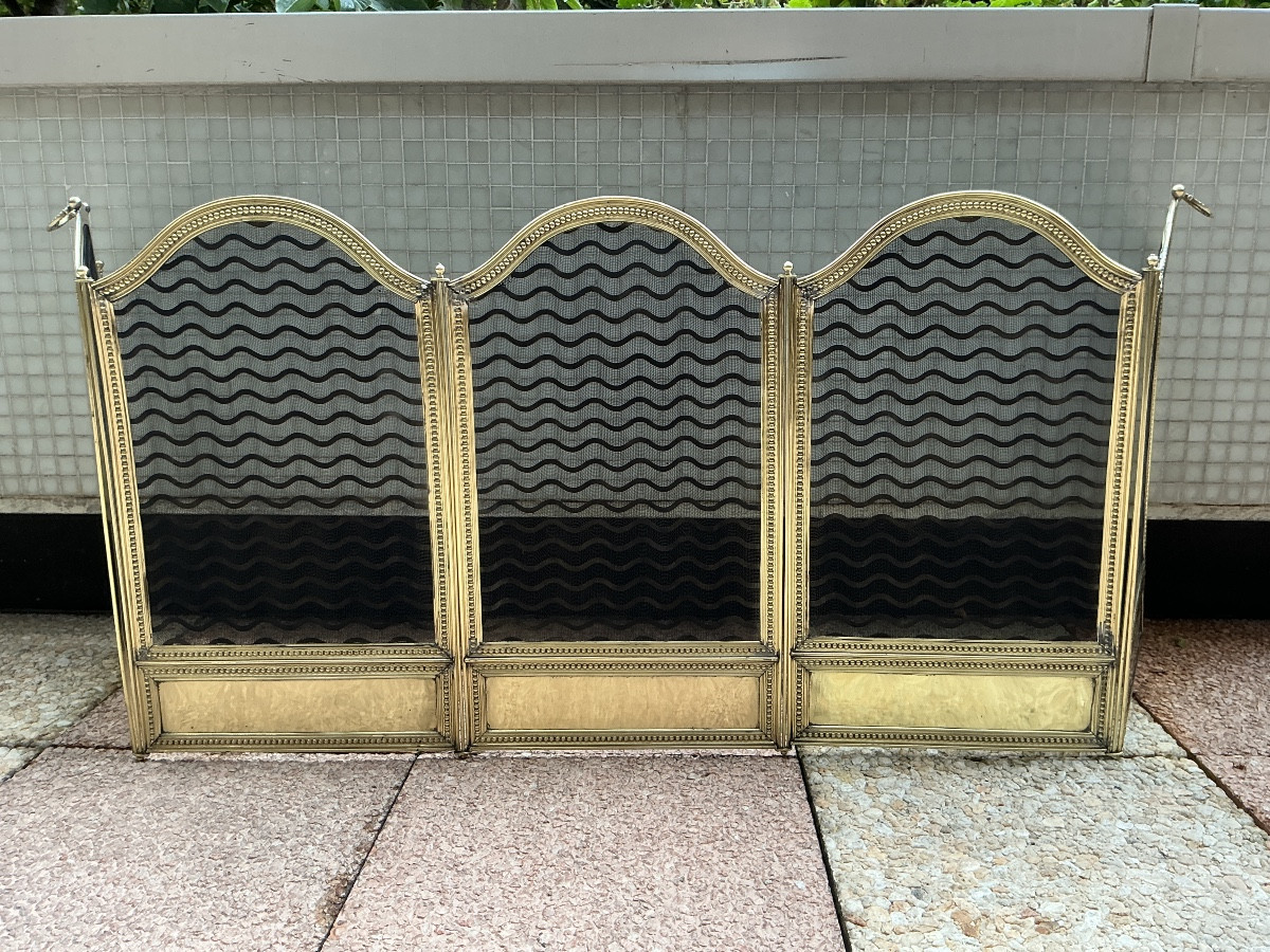 Large pare feu de cheminée ancien en laiton d’époque 19 ème de style Louis XVI 