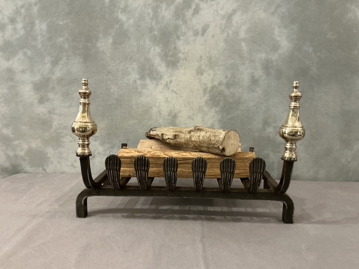 Grille de cheminée en fer et toupies de laiton d’époque 19 ème 