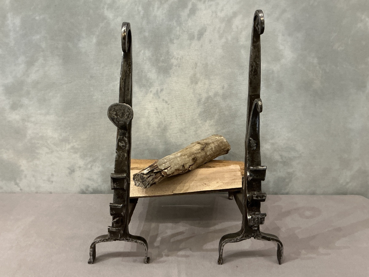 Paire de chenets en fer poli anciens d’époque 18 ème 