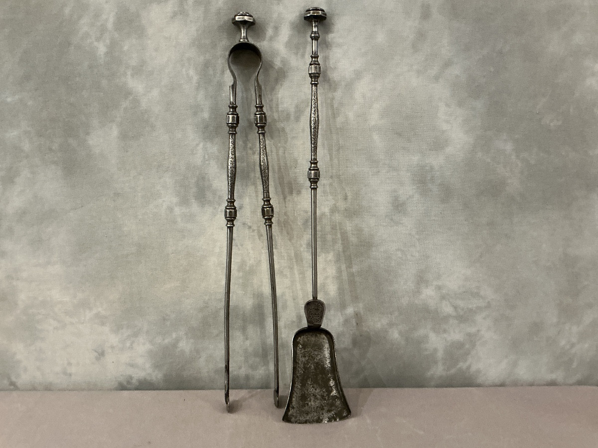 Ensemble d’une pelle et d’une pince de cheminée en fer d’époque 19 ème 