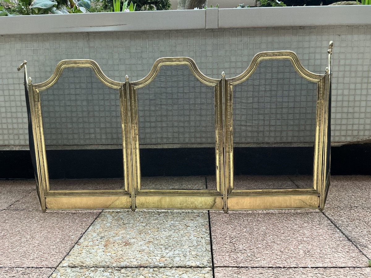 Large pare feu de cheminée ancien en laiton d’époque 19 ème de style Louis XVI 