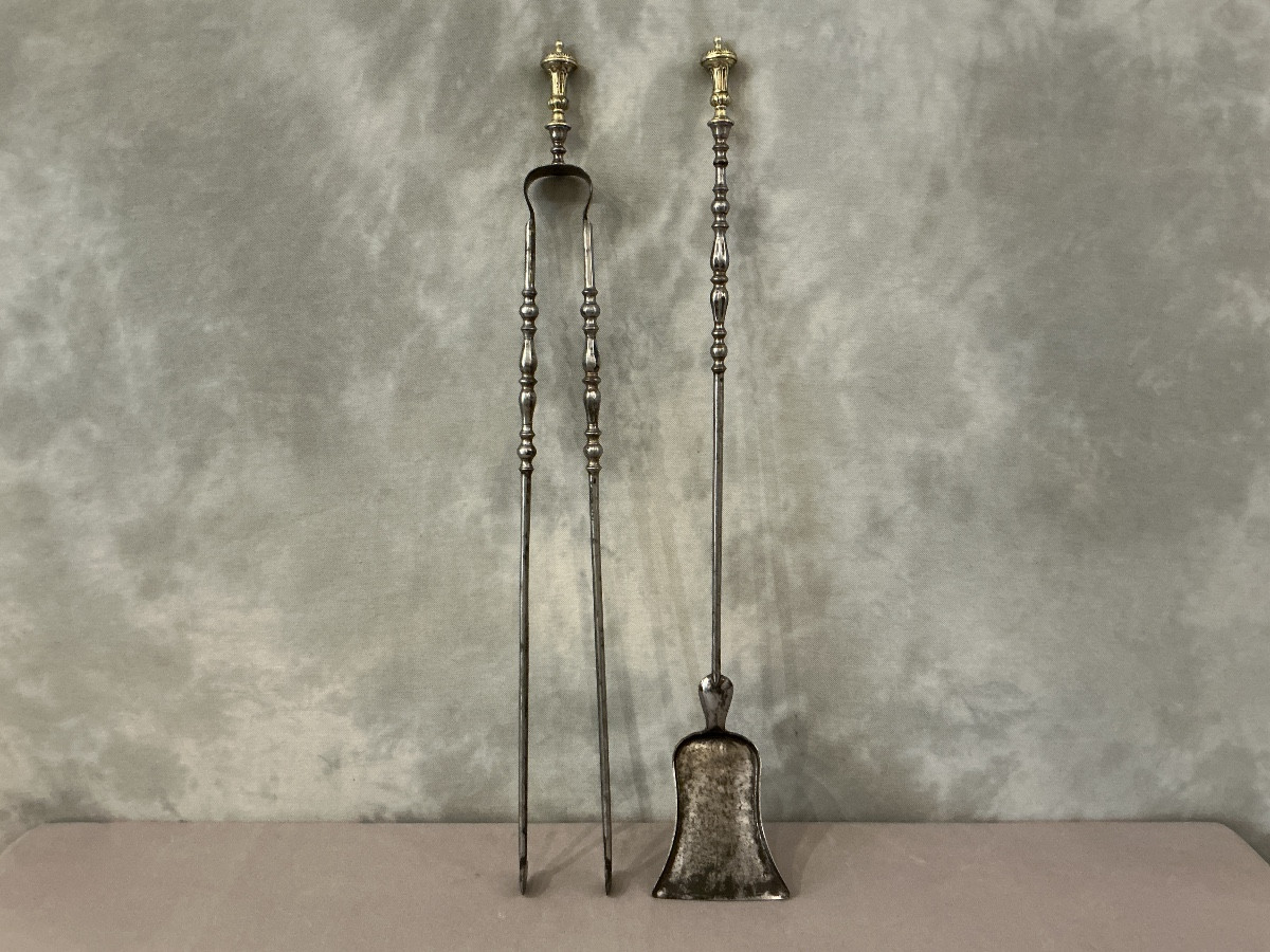 Ensemble d’une pelle et d’une pince de cheminée ancienne en fer et bronze d’époque 19 ème 
