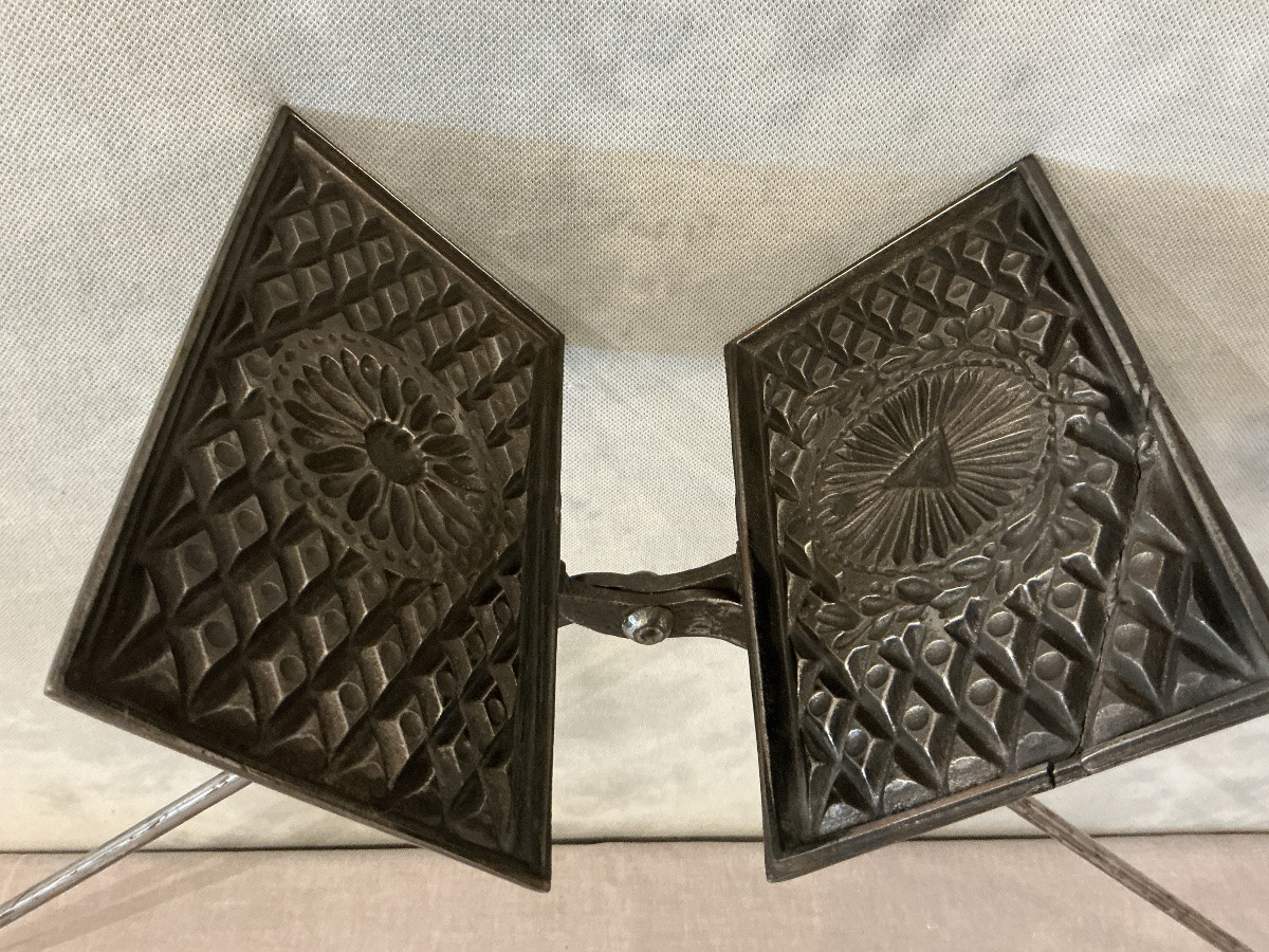 Antique Cast Iron Waffle Iron From The Late 18th Century -photo-3
