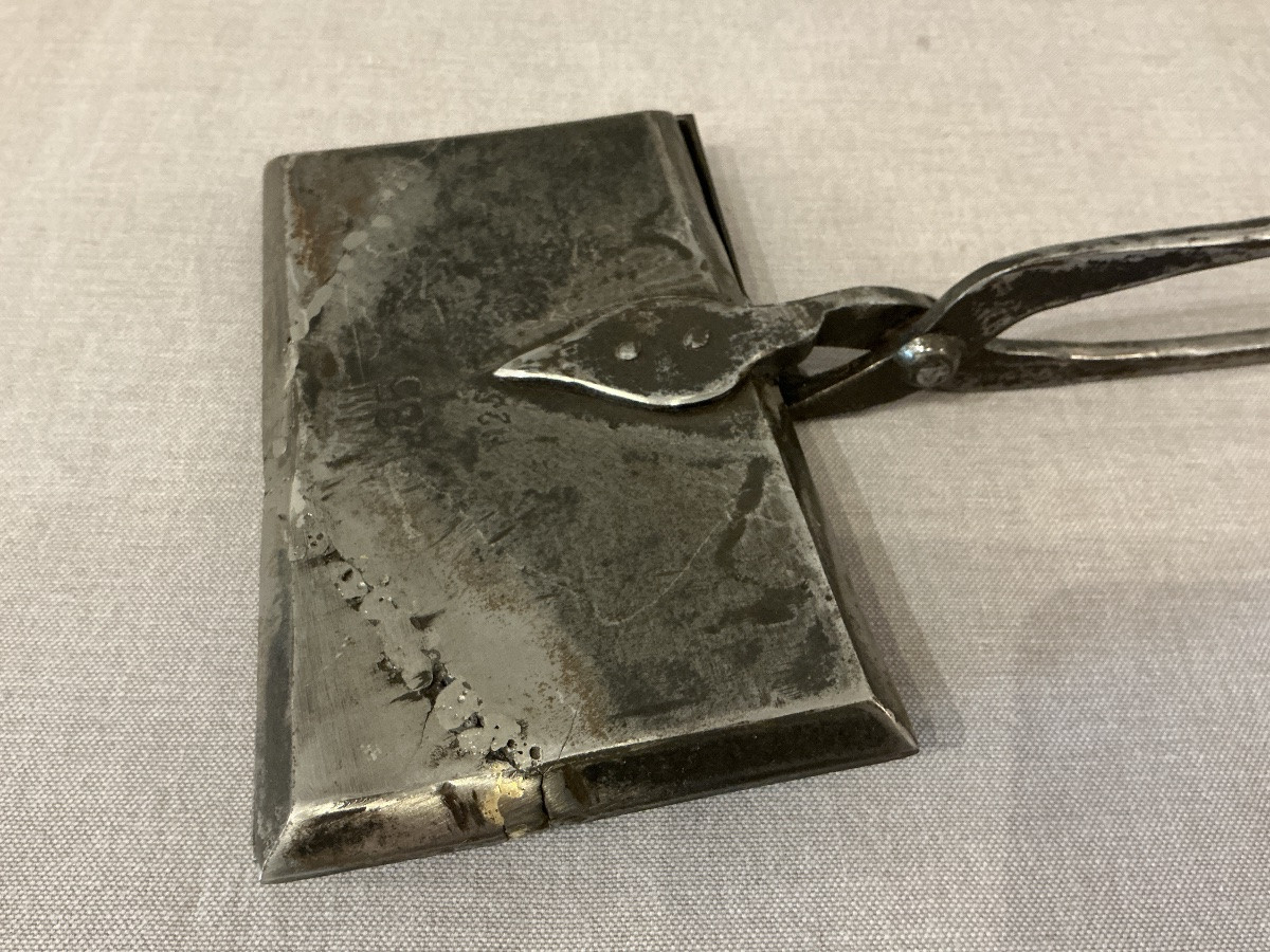Antique Cast Iron Waffle Iron From The Late 18th Century -photo-4
