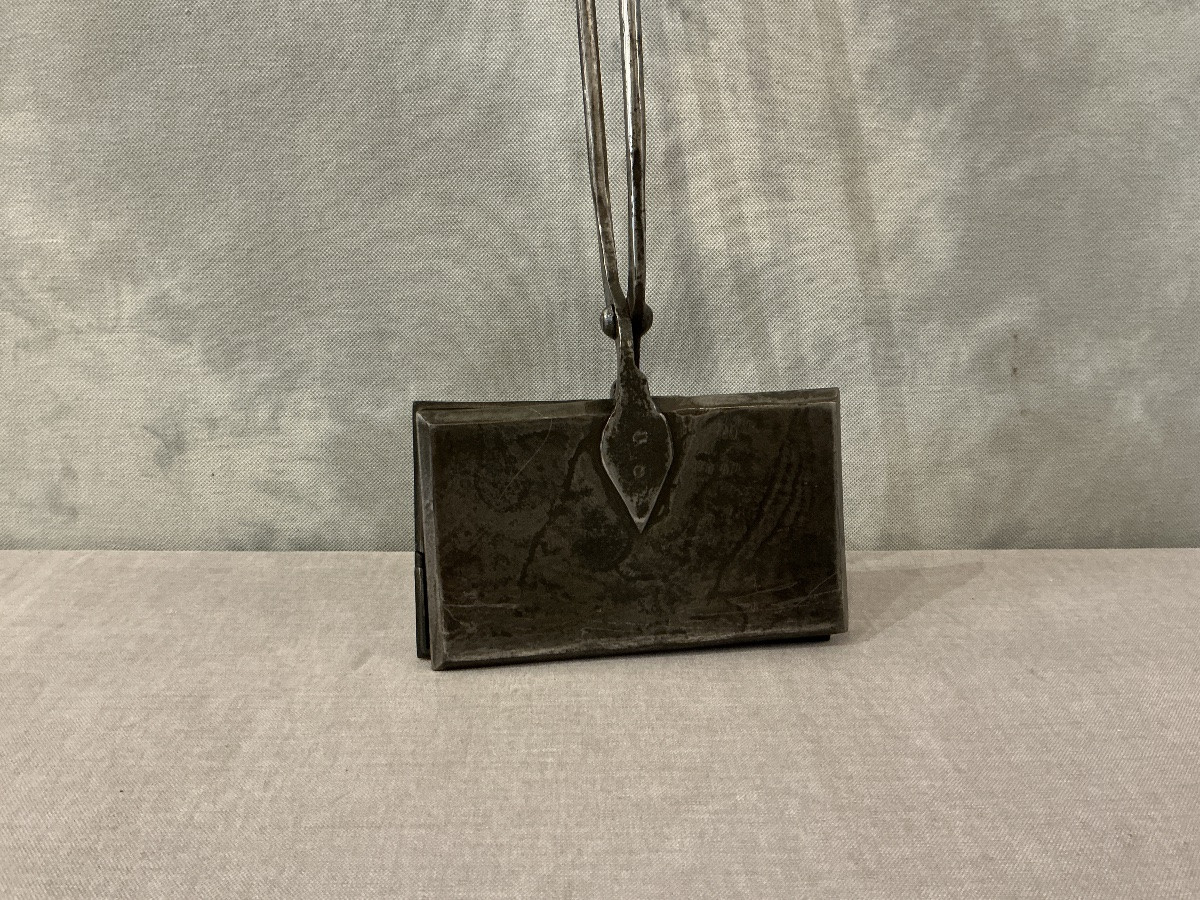 Antique Cast Iron Waffle Iron From The Late 18th Century -photo-1