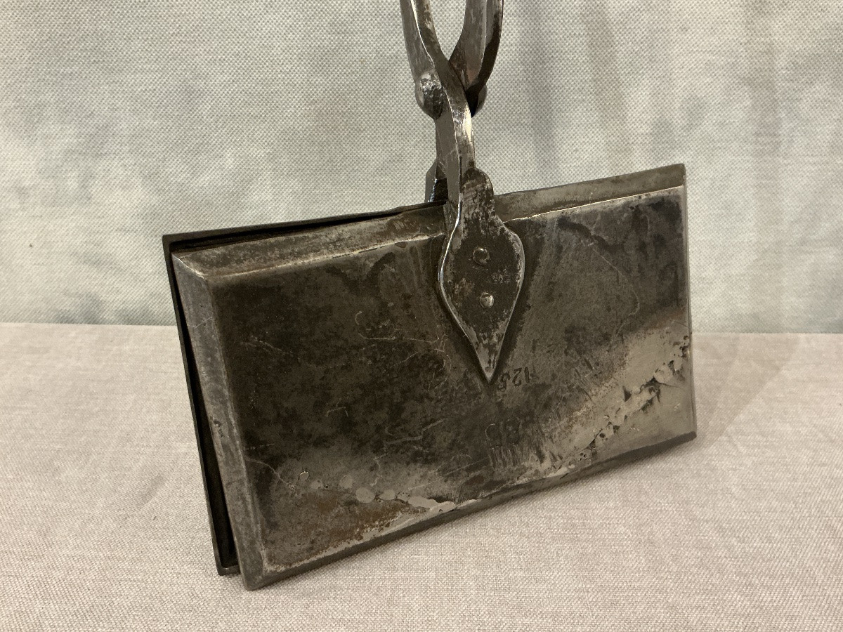 Antique Cast Iron Waffle Iron From The Late 18th Century -photo-2