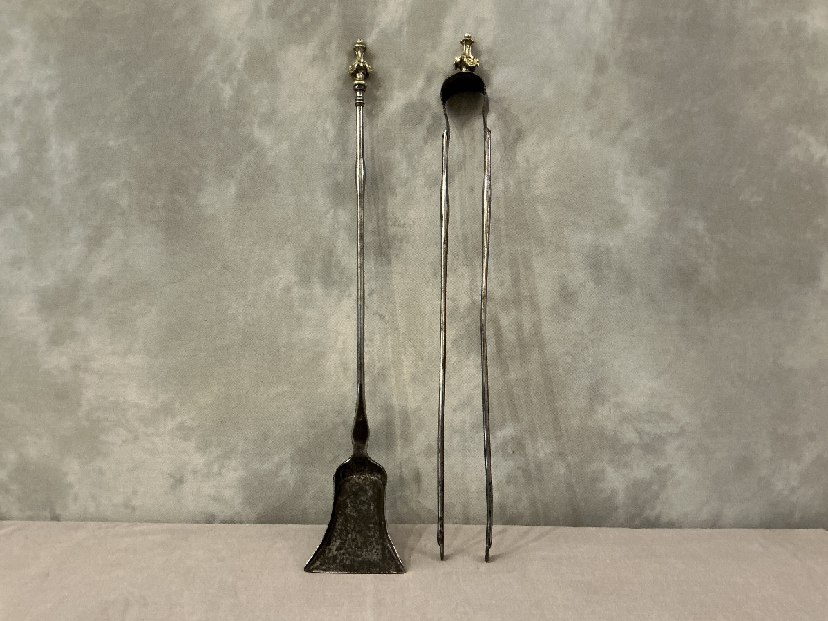 Ensemble d’une pelle et d’une pince en fer et bronze d’époque 19 ème 