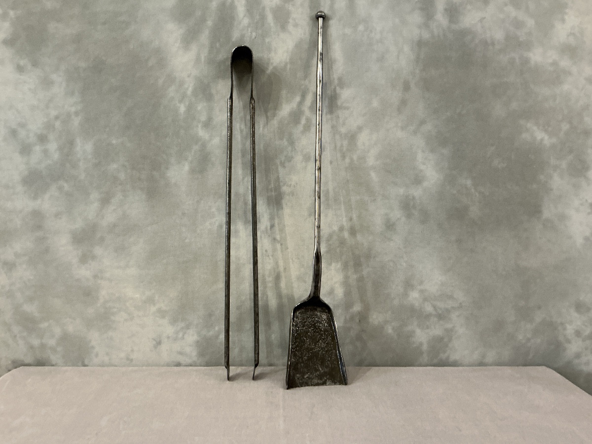 Ensemble d’une pelle et d’une pince en fer forgé d’époque 18 ème 