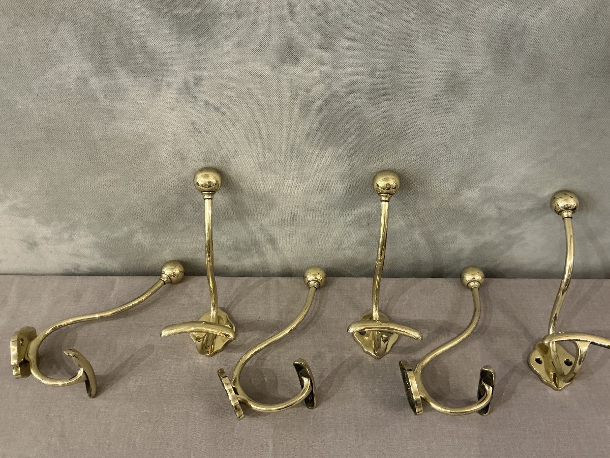 Ensemble de 6 patères, portes manteaux en laiton  poli et vernis d’époque 19 ème -photo-1