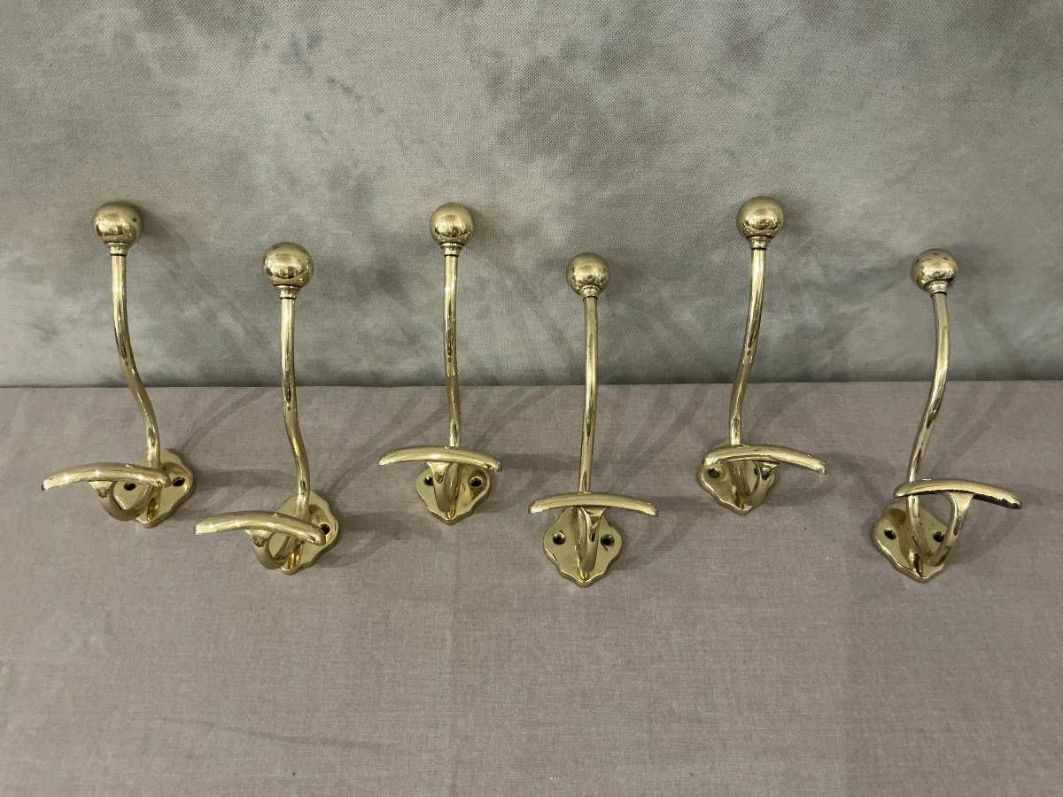 Ensemble de 6 patères, portes manteaux en laiton  poli et vernis d’époque 19 ème 