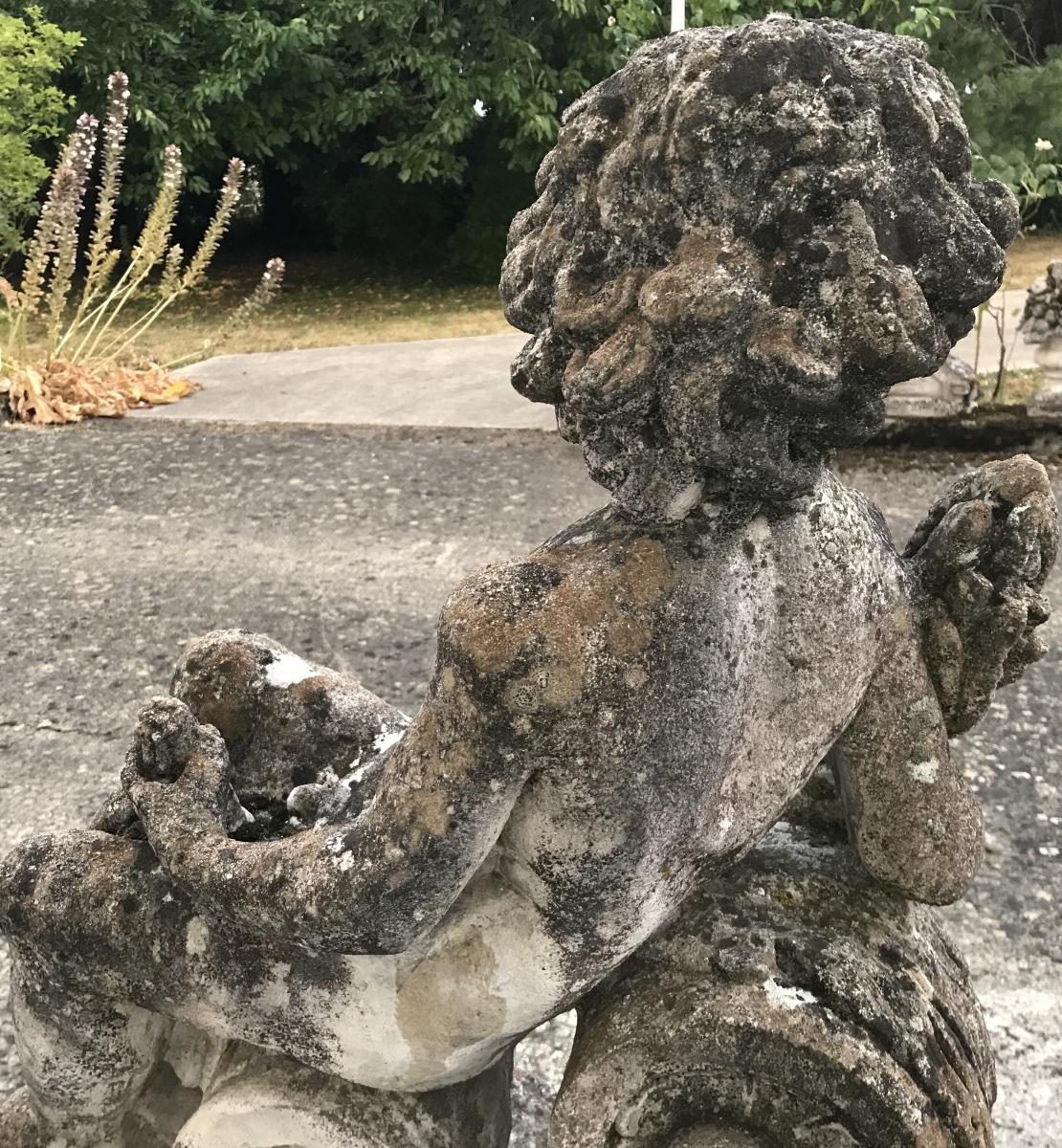 2 Reconstructed Stone Putti Statues On A 20th-century Pedestal -photo-2