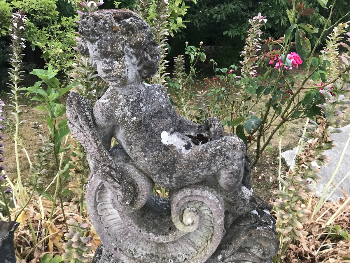 2 Reconstructed Stone Putti Statues On A 20th-century Pedestal -photo-3