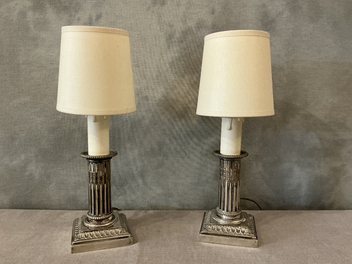 Paire de petites lampes en métal argenté de style Louis XVI début XX ème 