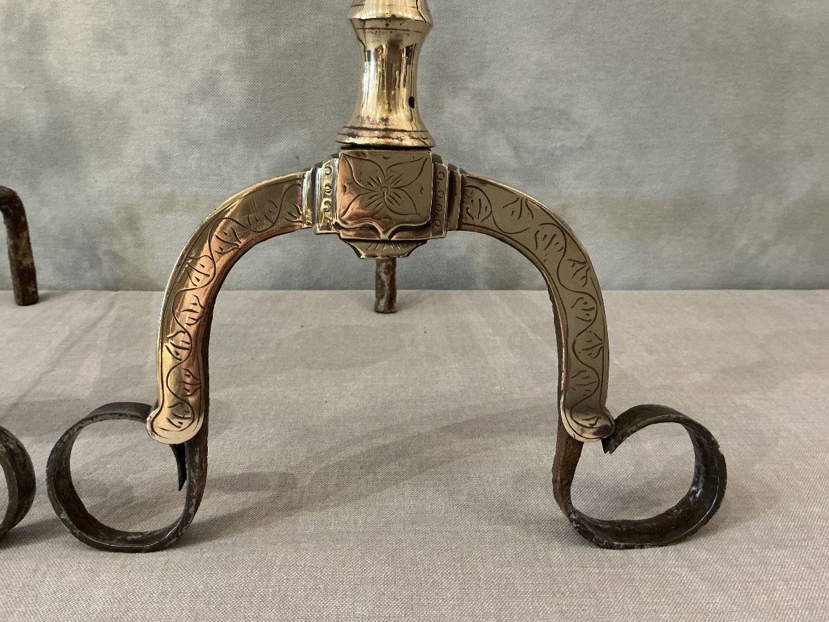 Petits chenets anciens en fer et laiton d’époque Louis XIV  17 ème -photo-2