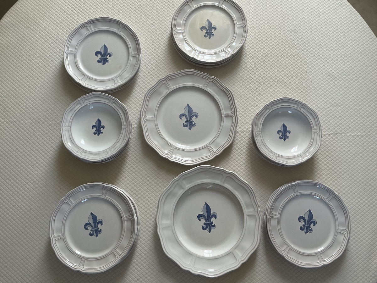 Quimper Henriot Earthenware Dinner Service With Fleur-de-lis Motifs, Circa 1970 -photo-4