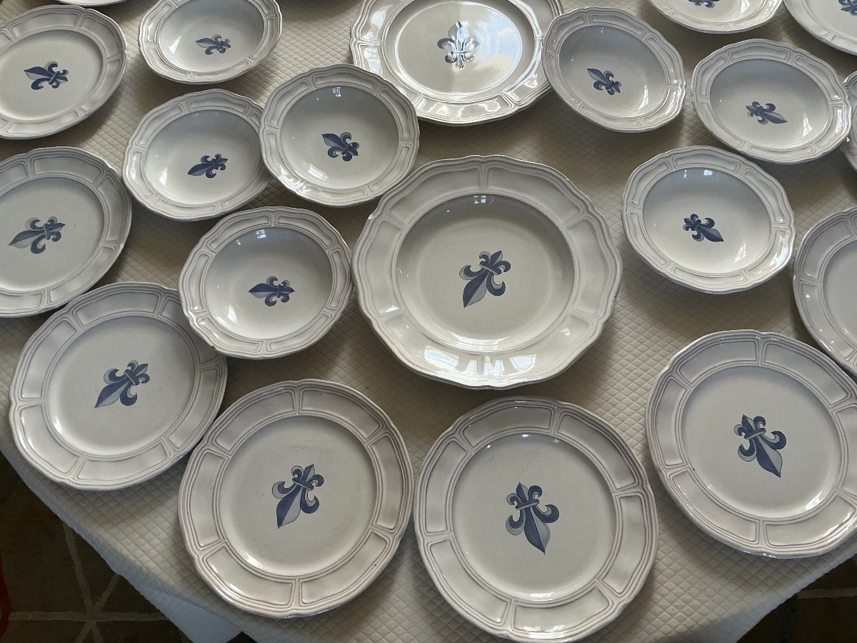 Quimper Henriot Earthenware Dinner Service With Fleur-de-lis Motifs, Circa 1970 -photo-5