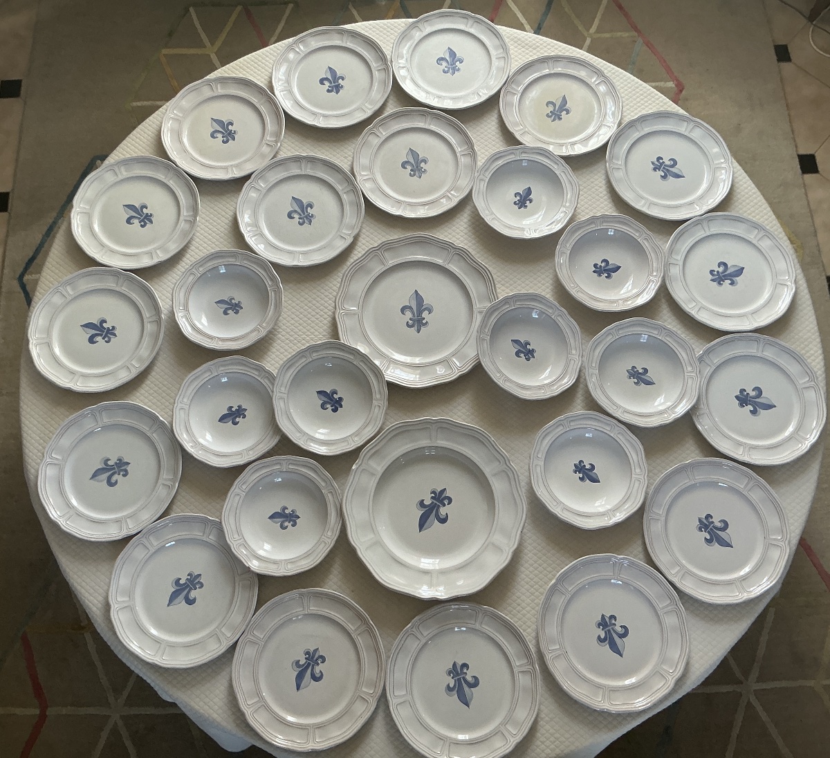 Quimper Henriot Earthenware Dinner Service With Fleur-de-lis Motifs, Circa 1970 