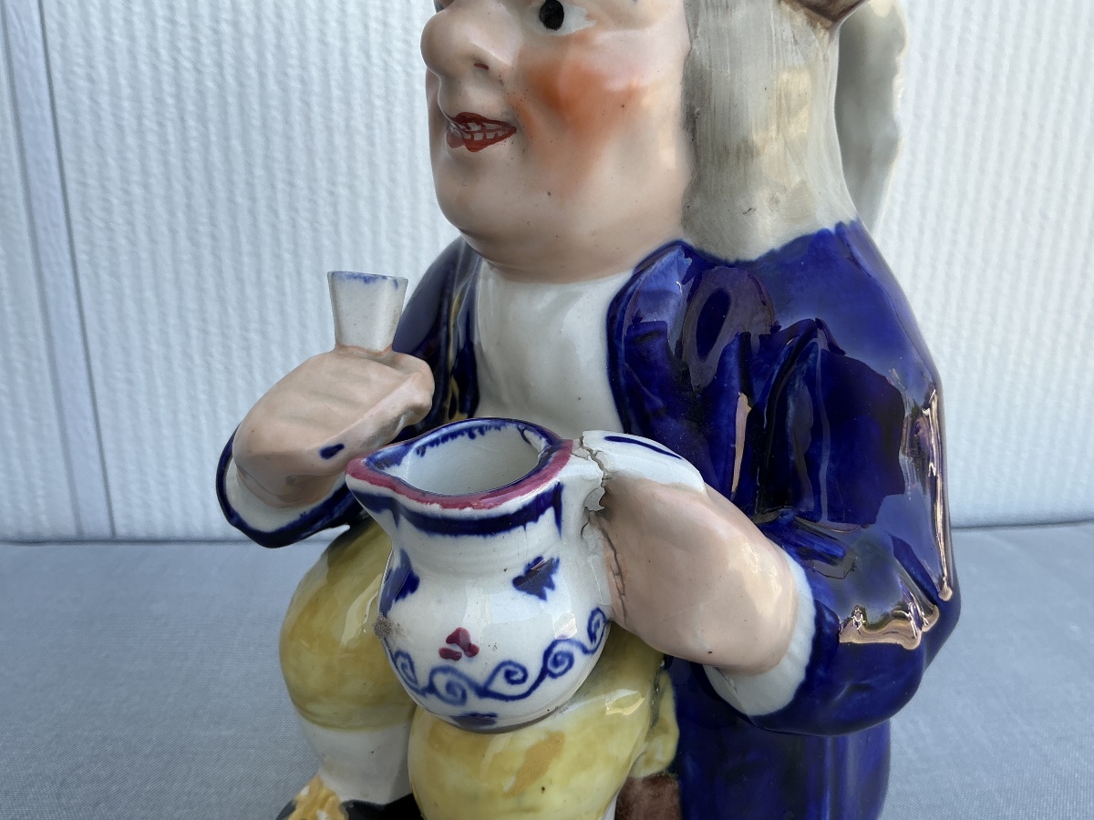 Pichet anthropomorphe en faïence anglaise représentant un bonhomme assis-photo-4