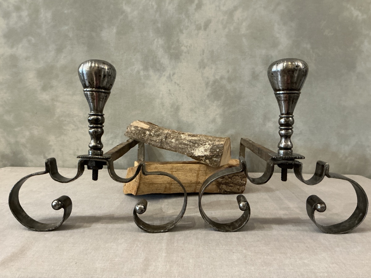 Paire de chenets anciens en fer forgé d’époque 18 ème 