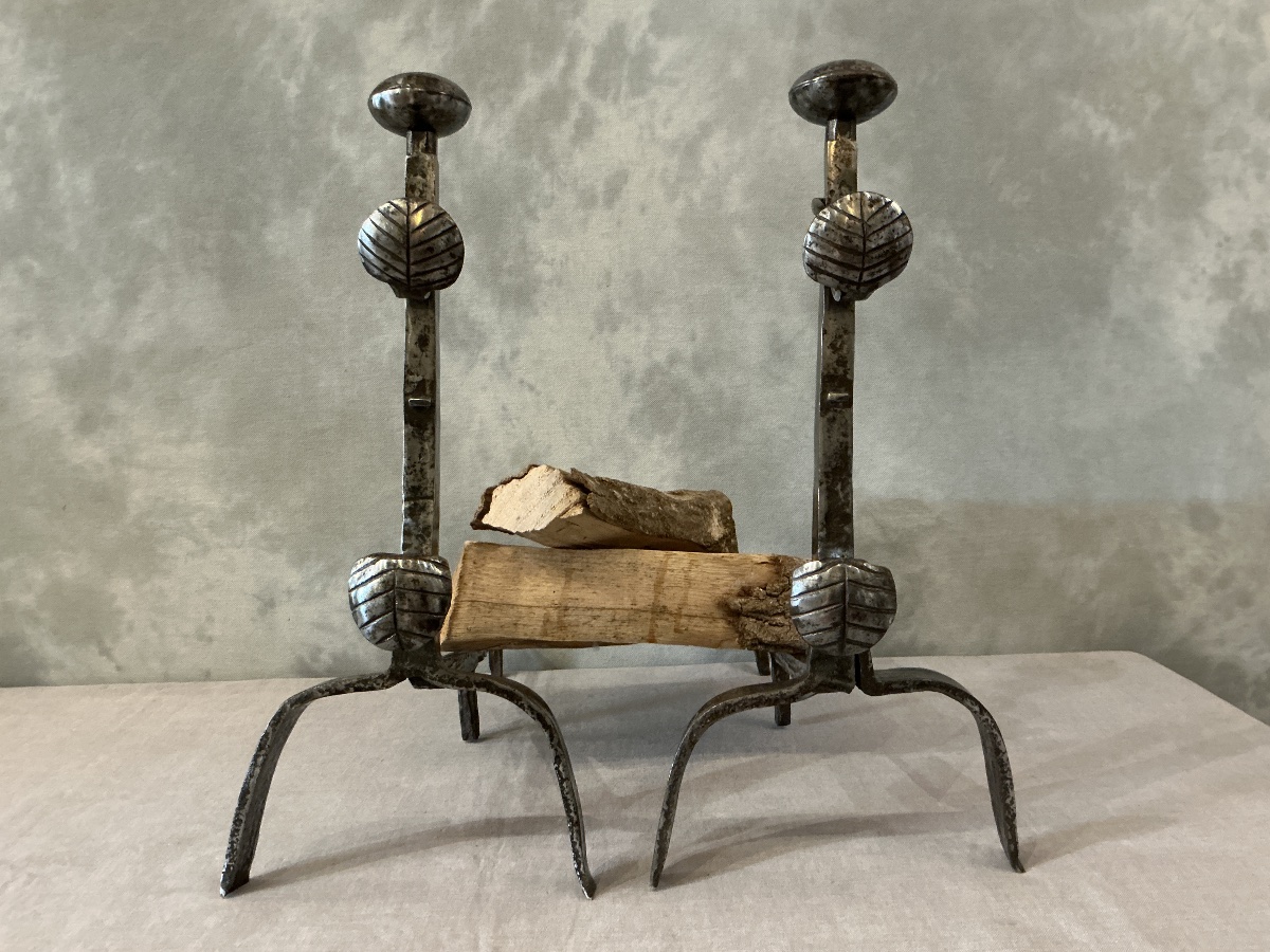 Paire de chenets anciens en fer forgé d’époque 18 ème 