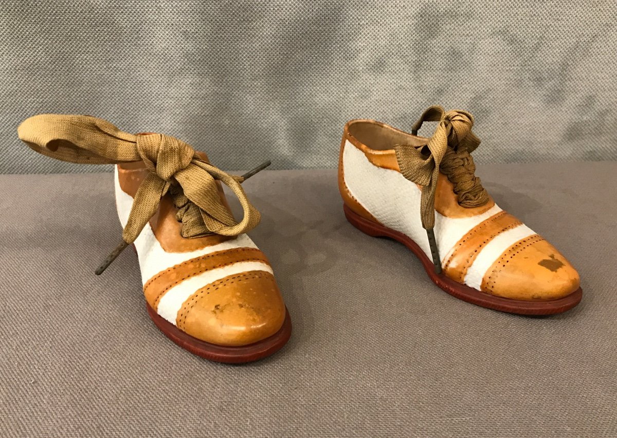 Paire De Petites Chaussures En Porcelaine D’époque 19ème 