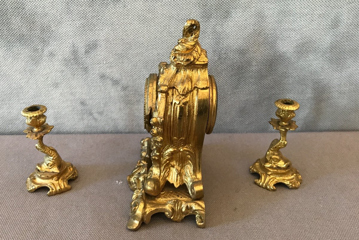 Petite Pendulette Avec Deux Bougeoirs En Bronze Doré D’époque 19ème -photo-2