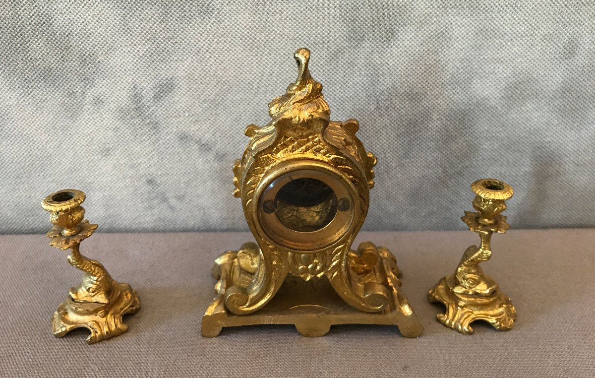 Petite Pendulette Avec Deux Bougeoirs En Bronze Doré D’époque 19ème -photo-3