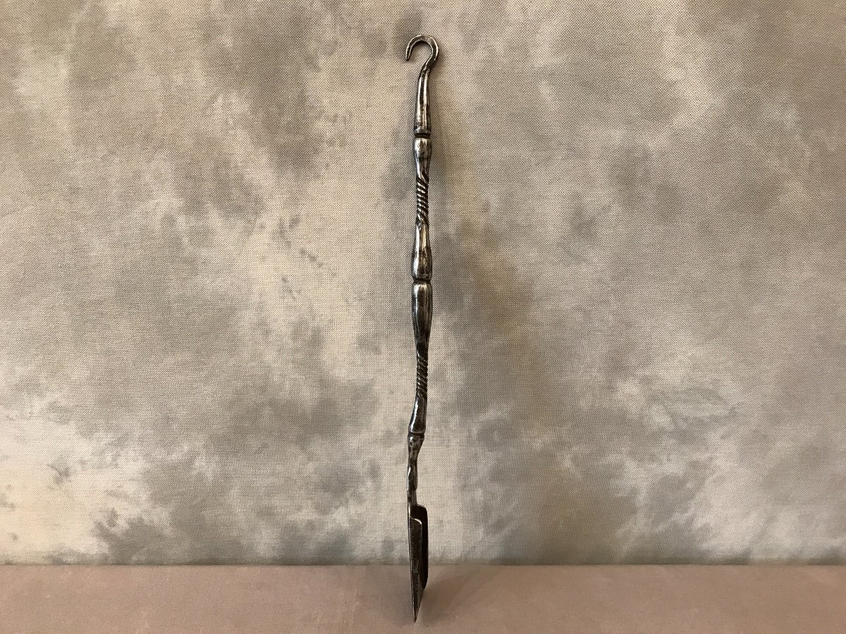 Old Iron Shovel From The 18th Very Narrow-photo-2