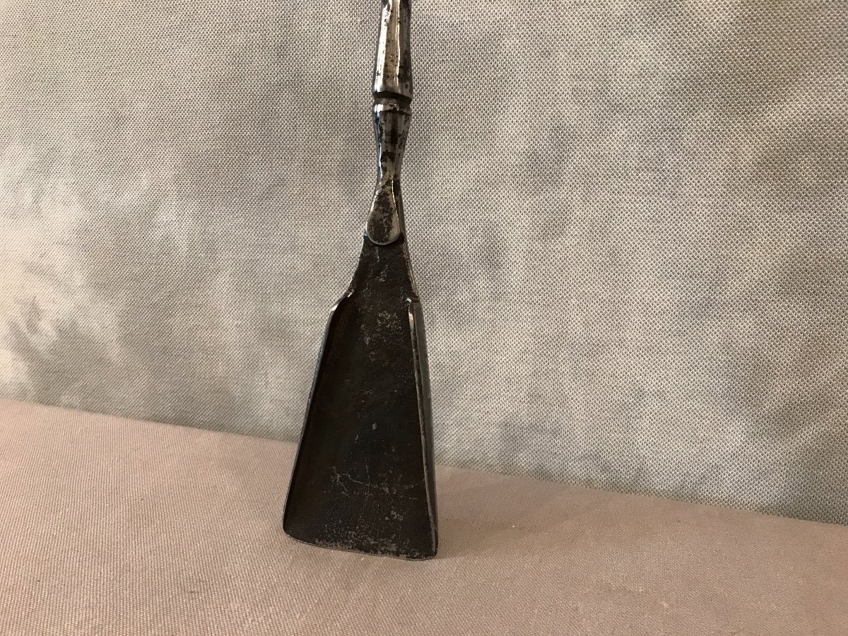 Old Iron Shovel From The 18th Very Narrow-photo-3
