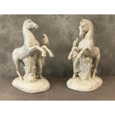 Une Paire De Chevaux En Porcelaine Blanche