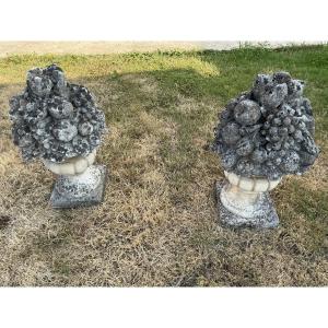 Paire de bouquets en pierre reconstituées, ornements de jardin fin XX ème
