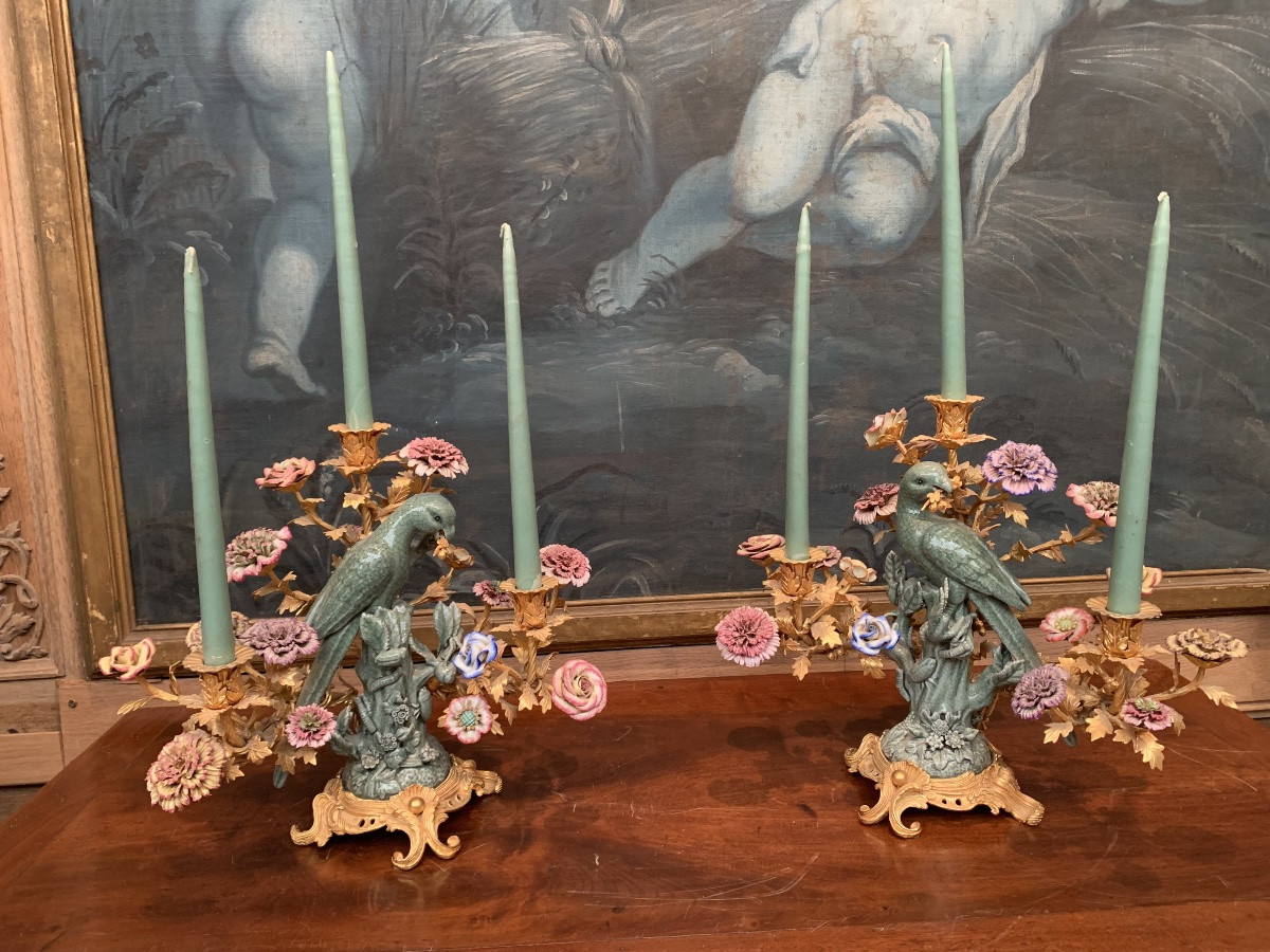Paire de candélabres en porcelaine polychrome et bronze doré-photo-2