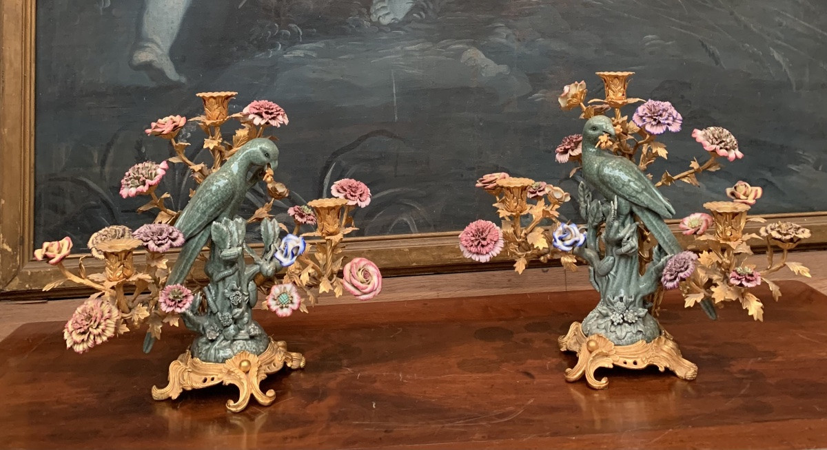 Paire de candélabres en porcelaine polychrome et bronze doré-photo-4