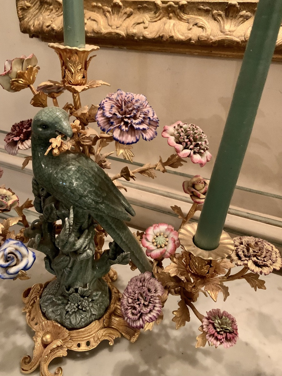 Paire de candélabres en porcelaine polychrome et bronze doré-photo-2