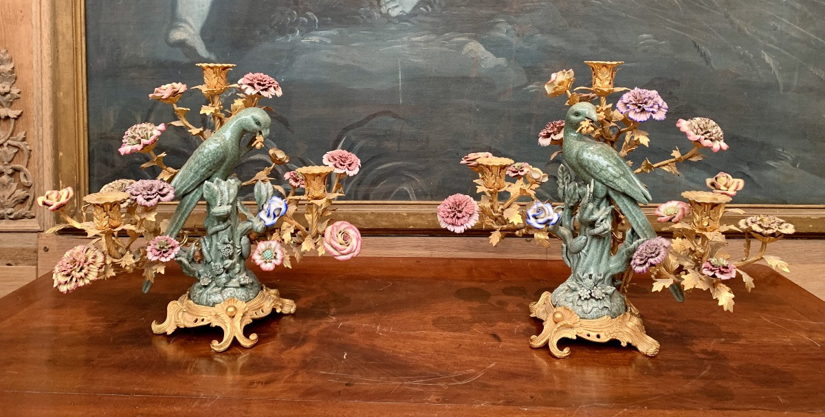 Paire de candélabres en porcelaine polychrome et bronze doré-photo-7