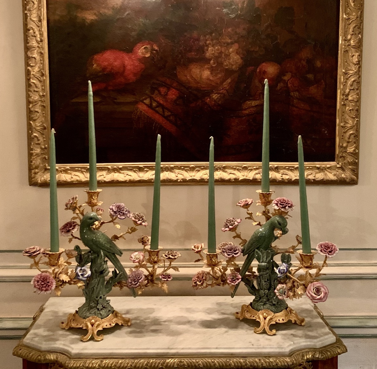 Paire de candélabres en porcelaine polychrome et bronze doré
