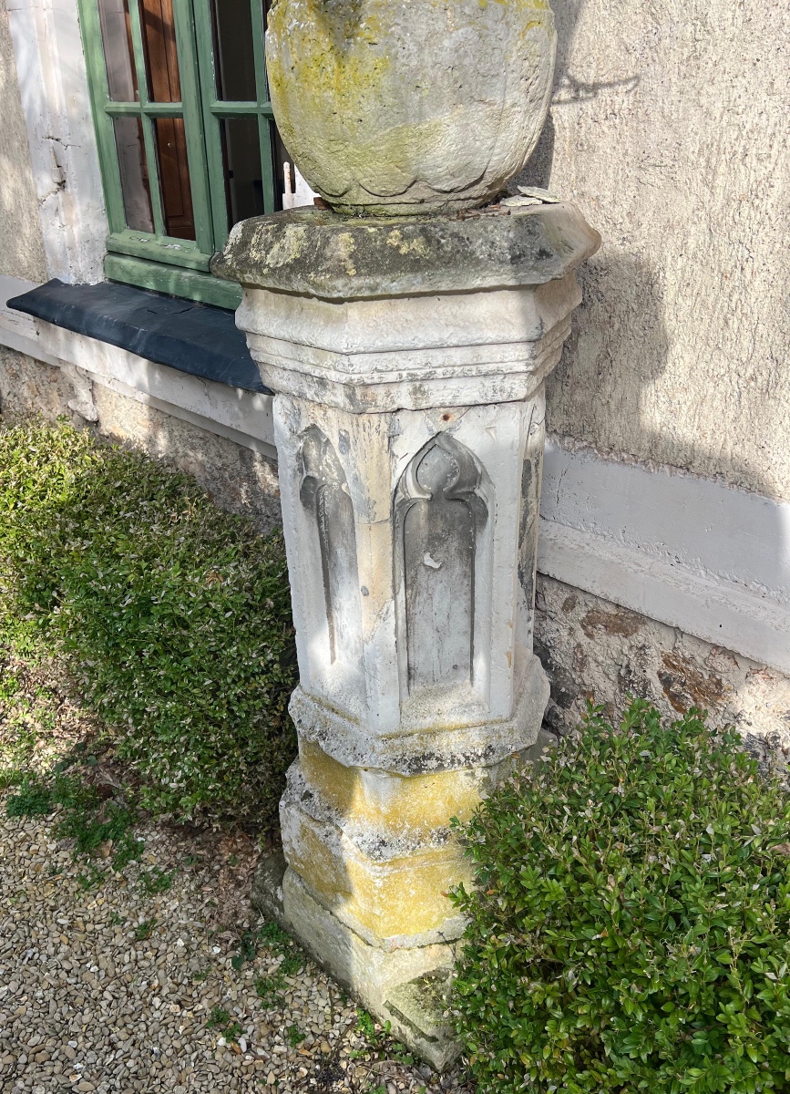 Socle / piédestal en pierre sculptée d’époque XVIIIe siècle