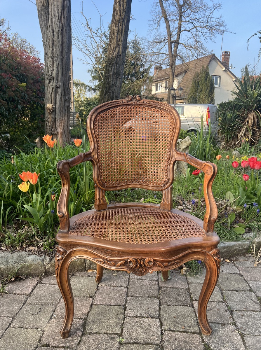 Fauteuil cannage de style Louis XV en noyer