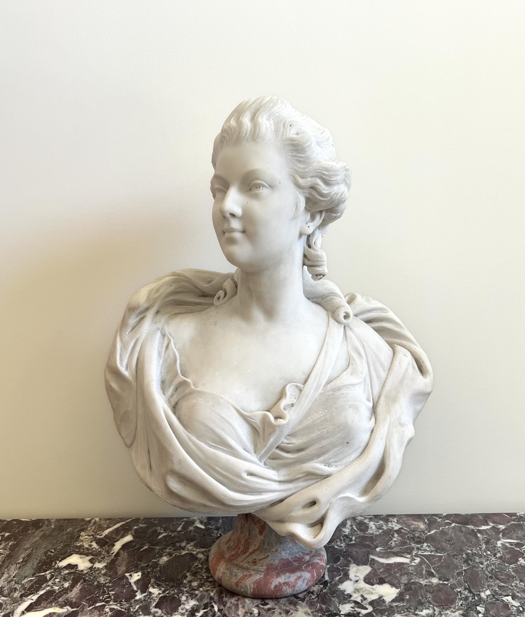 Important Italian Bust In White Carrara Marble Depicting A Young Woman – Early 19th Century